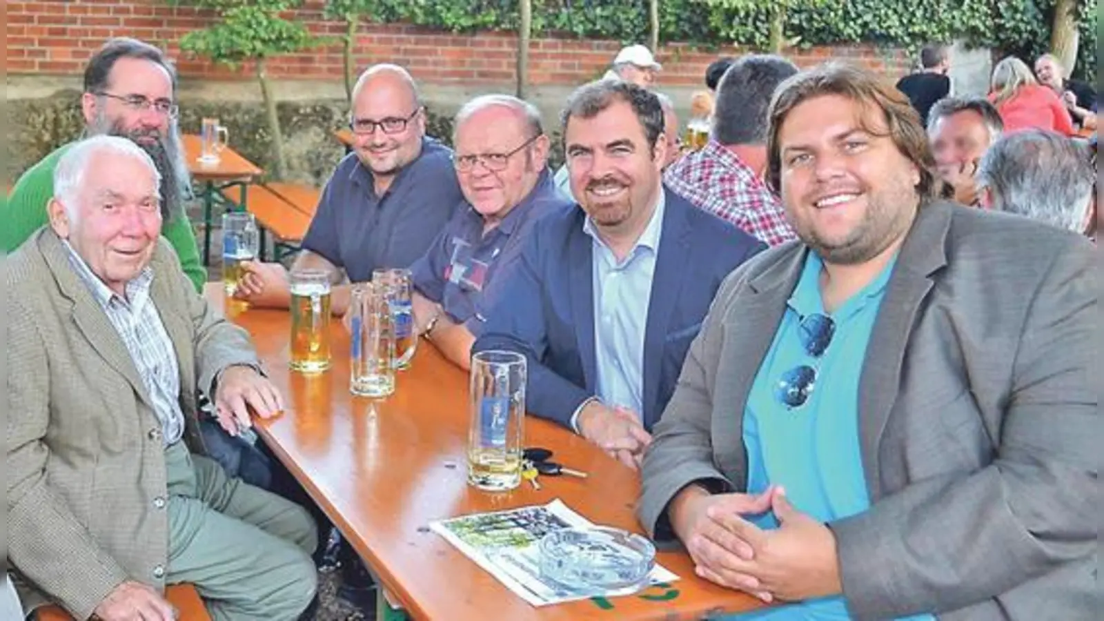 Der Bundestagsabgeordnete Florian Hahn bei seinem letzten Biergartengespräch in Unterschleißheim.	 (Foto: CSU)