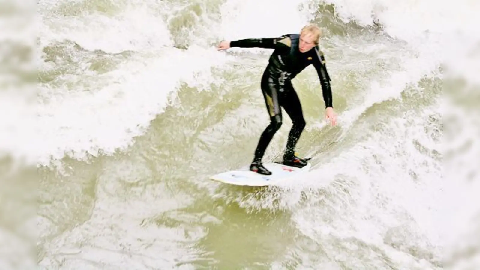 Schon seit Jahren surft Andi Jobst im Eisbach. Jetzt darf er dem Sport endlich legal nachgehen.	 (Foto: js)