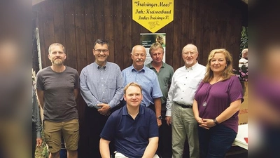Hoher Besuch beim Bienen-Frühschoppen: Belegstellenleiter Christian Uttendorfer (links) begrüßte unter anderen Staatsminister Florian Herrmann (2. v. links). 	 (Foto: Hans Thoma)