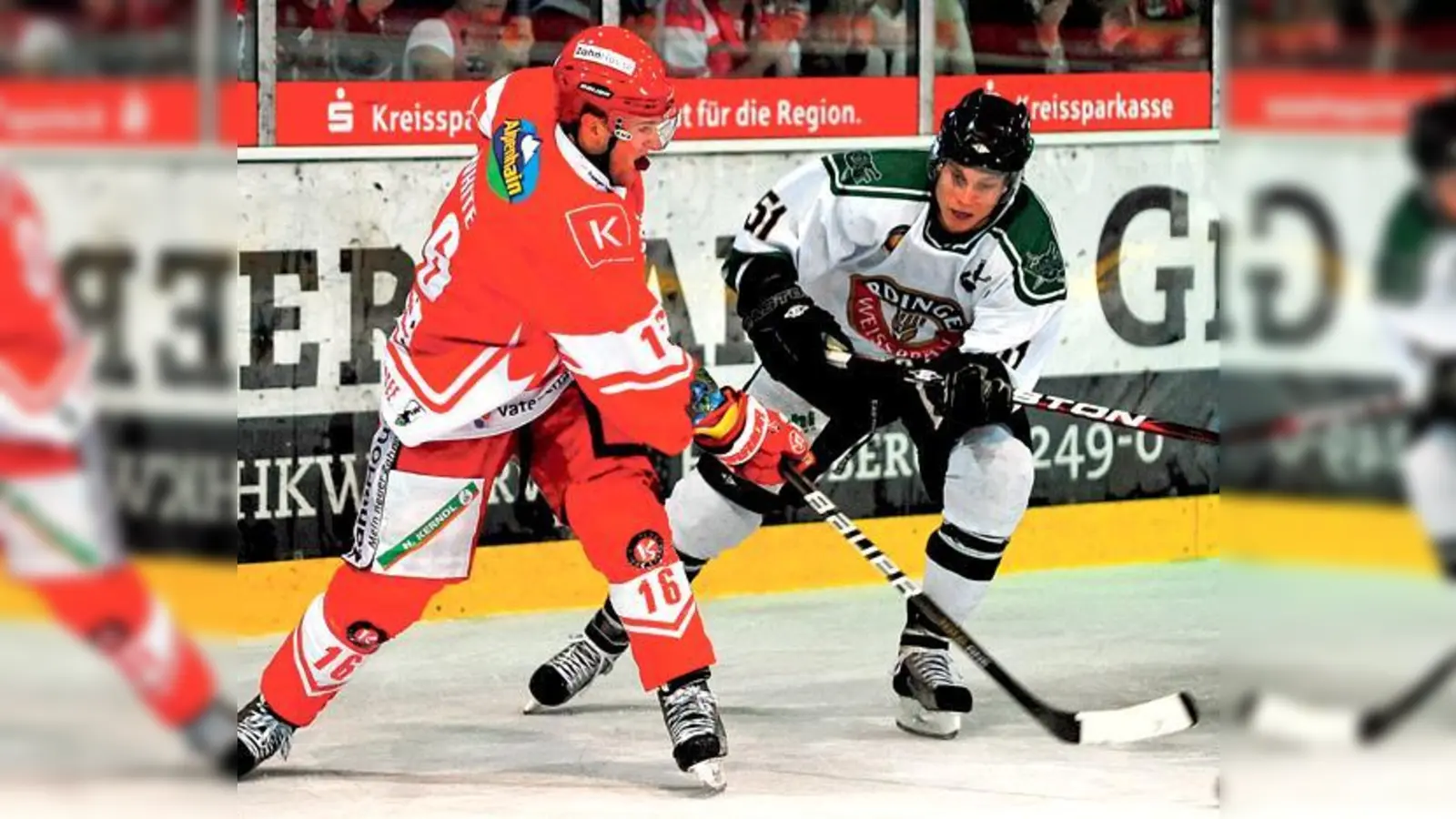 Patrick White und Timo Borrmann beim Derby zwischen dem EHC Klostersee und den Erding Gladiators:  Fans können sich auch in der kommenden Saison auf ein Kräftemessen der beiden Teams freuen.	 (Foto: smg/R. Lauer)