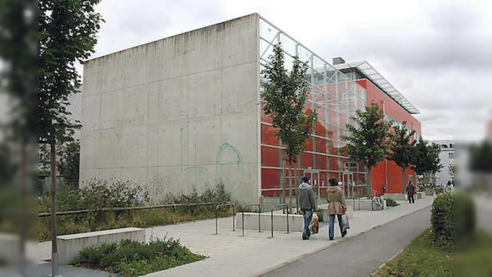Die Rückwand des Kulturhauses in Milbertshofen soll »aufgepeppt« werden. 	 (Foto: ws)