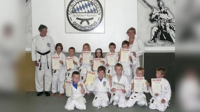 Trainerin Renate Muther (links) und Co-Trainerin Ulli Seliger freuten sich nach der Prüfung gemeinsam mit ihren Schützlingen über das gute Abschneiden und die Urkunden. (Foto: Heinz Nitsche)