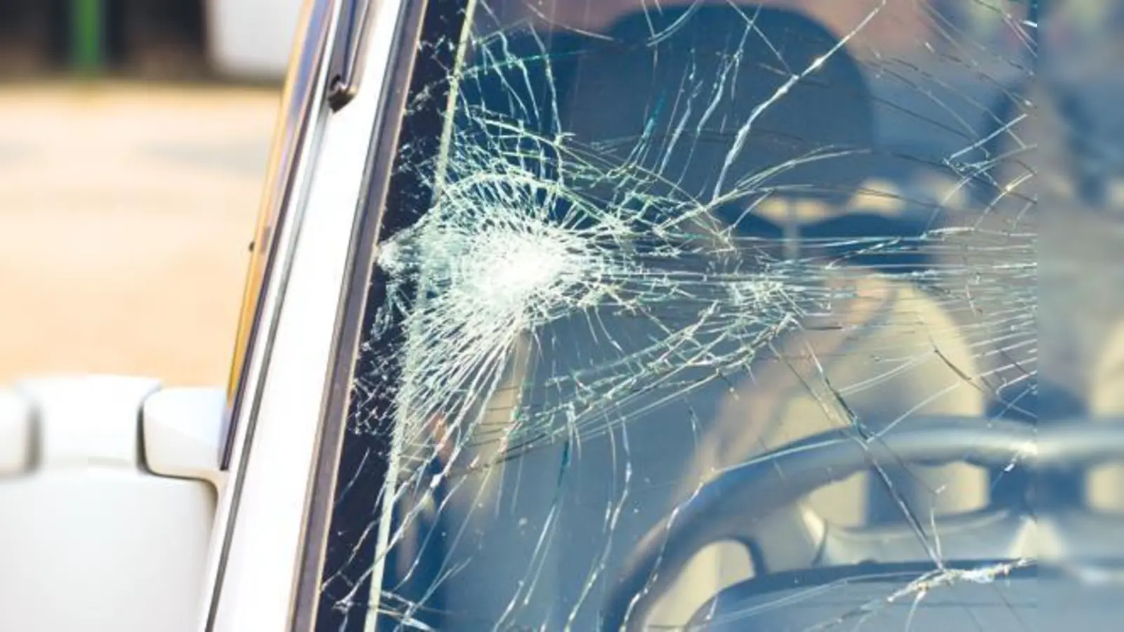 Ob ein Schaden an der Windschutzscheibe repariert werden kann, weiß der Fachmann.   (Foto: fotolia/Andrey Semenov)