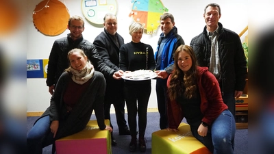 Barbara Warsönke (Mitte), Leiterin des Heilpädagogischen Kindergartens Andechs, freut sich über die großzügige Spende der Drößlinger Maibaumfreunde. (Foto: Lebenshilfe Starnberg)