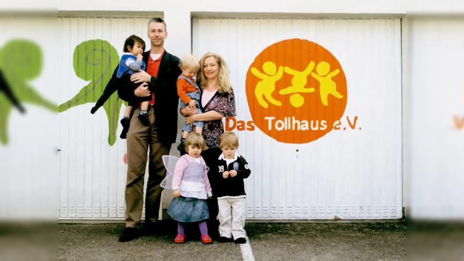 Im Tollhaus e.V. geht es bunt und farbig zu, auch an der Garage neben dem Eingang zur Kinderkrippe: Zweiter Vorstand Clemens von Baum und Betreuerin Gerlinde Grimm kümmern sich in der Einrichtung um 27 Kleinkinder.  (Foto: nia)