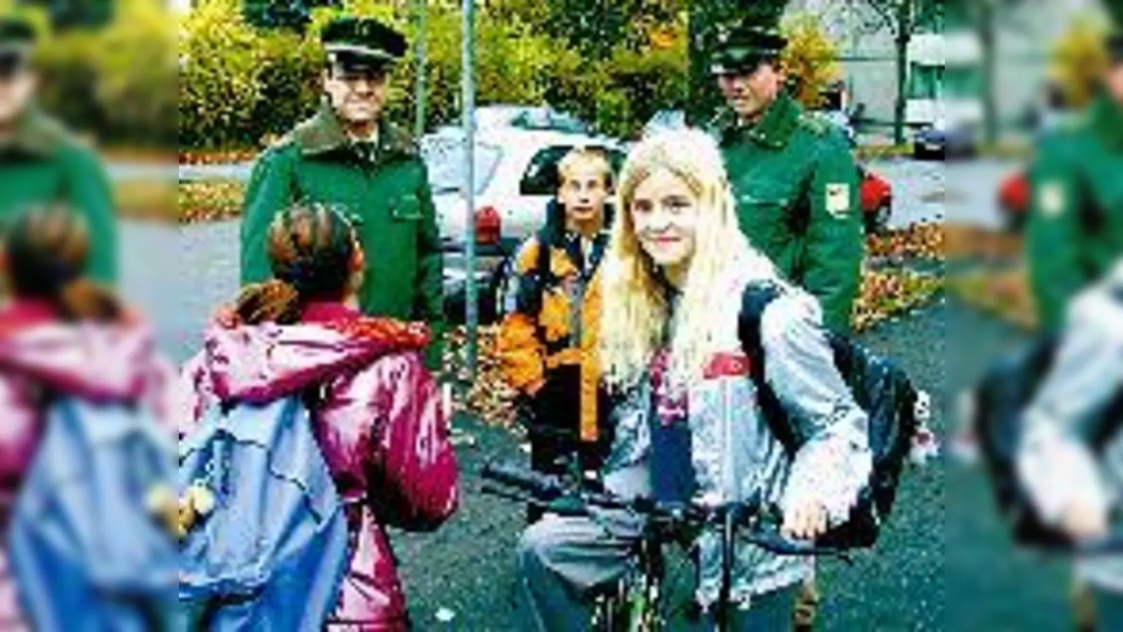 Immer ein offenes Ohr für Groß und Klein  die Polizeibeamten Uwe Gesell (l.) und Armin Holmer kümmern sich um »ihre« Moosacher.	 (Foto: cr)