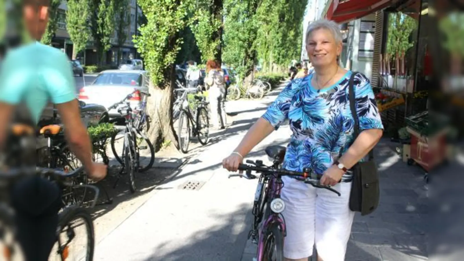 Radfahrer und Fußgänger haben in der Lindwurmstraße zu wenig Platz, rügt ADFC-Sprecherin Traudl Schröder.	 (Foto: Julia Stark)
