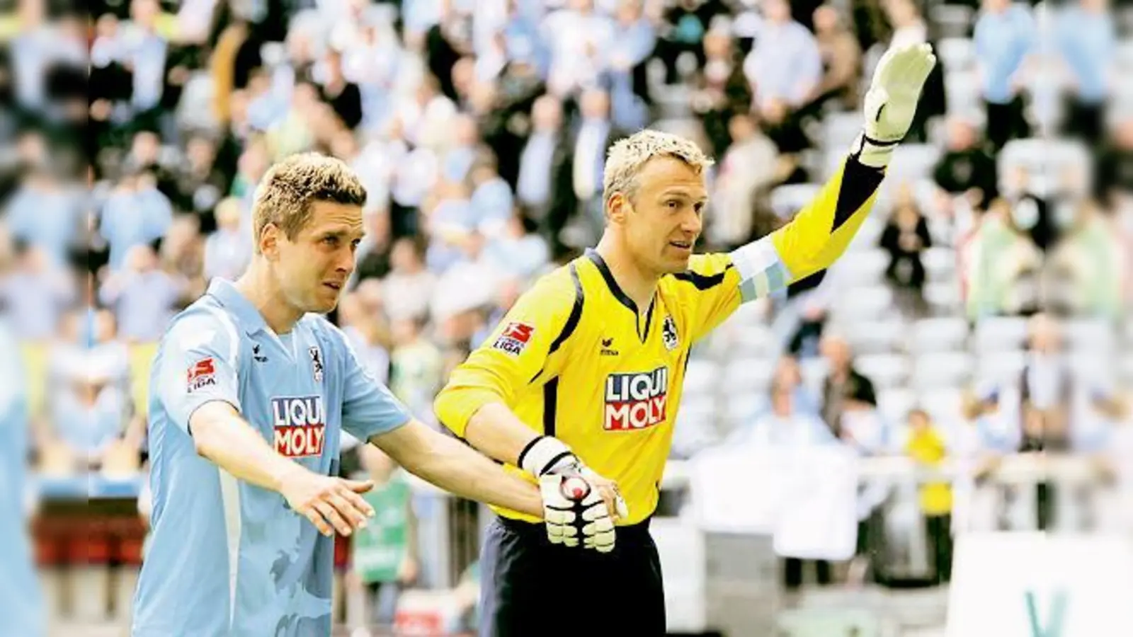 Mit Tränen in den Augen verabschiedete sich Torben Hoffmann von den Fans, hier begleitet von Torwart Michael Hofmann.	  (Foto: Anne Wild)