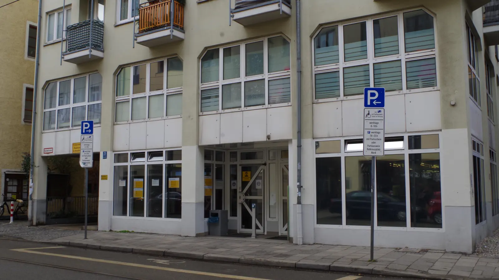 Mit der geplanten Schließung des Bürgerbüros in der Leonrodstraße könnte eventuell auch auf die Behindertenparkplätze vor der Tür verzichtet werden – was die Bahn für einen längeren Radweg freimachen könnte. (Foto: kö)