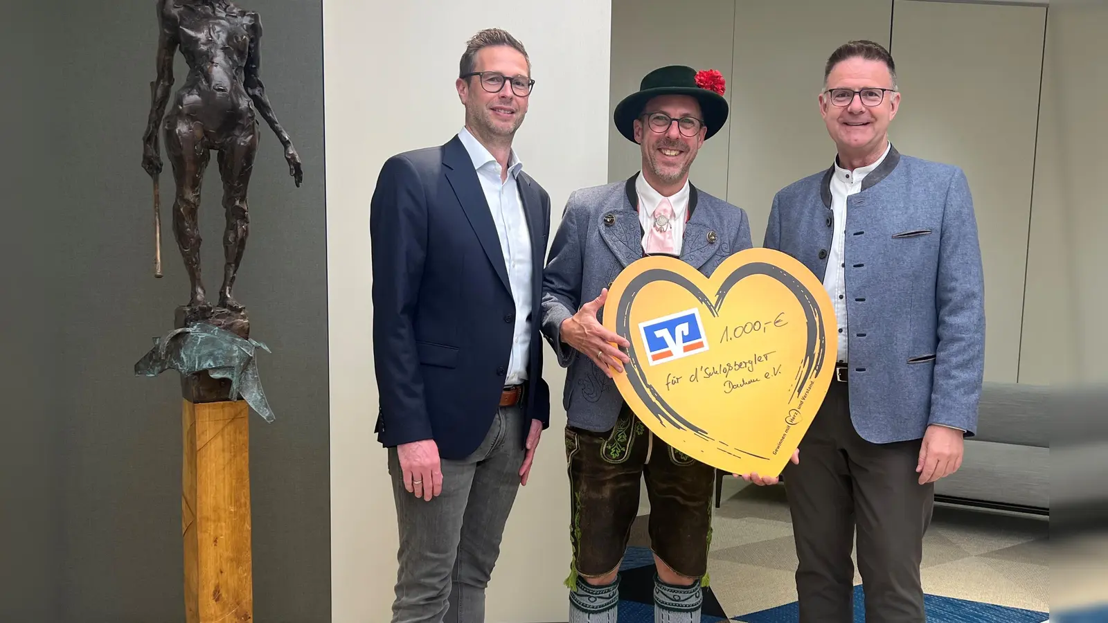  VR-Pressesprecher Florian Rohrmüller, Vereinsvorstand Stefan Zausinger und VR-Vorstandssprecher Johann Schöpfel (von links). (Foto: VR-Bank)
