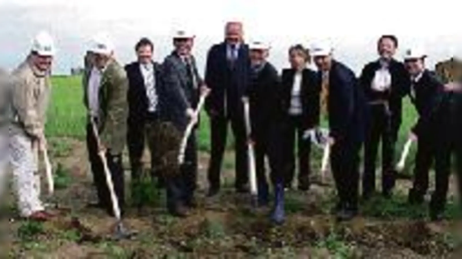 Der Geothermie-Startschuss ist in Unterföhring im Juni  (Foto: Bürgermeister Franz Schwarz (4.v.l.) und Beteiligte des gemeindlichen Geothermie-Projekts haben ihre Spaten an der späteren Bohrstelle in der Erde versenkt.)