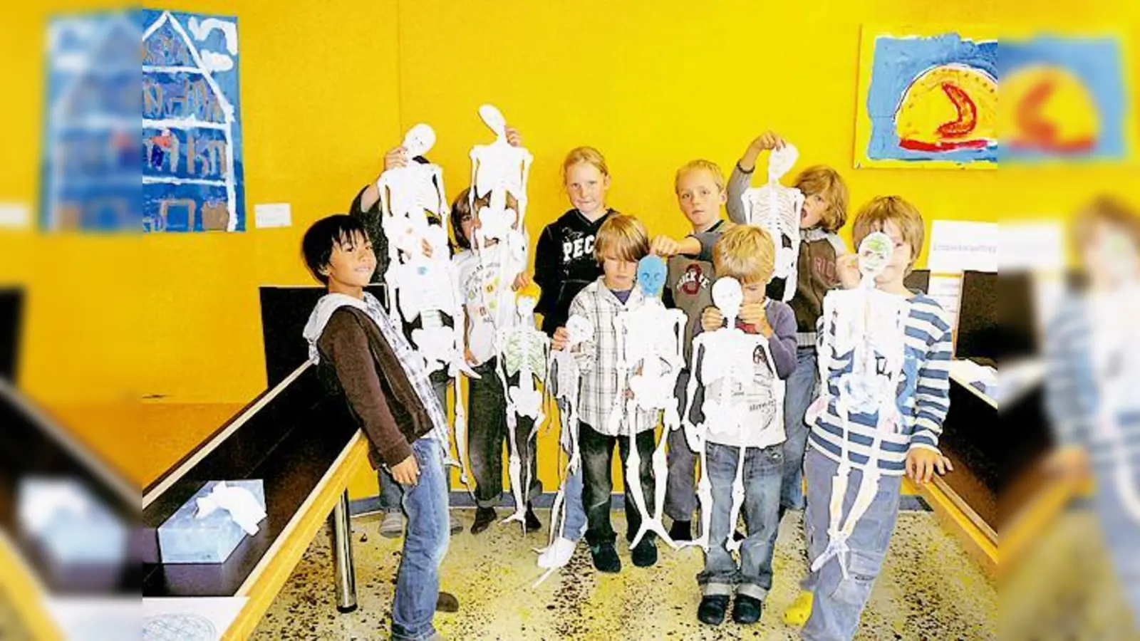 Die Kinder stellen die Ergebnisse des Projekts »Körper« vor.  (Foto: Privat)