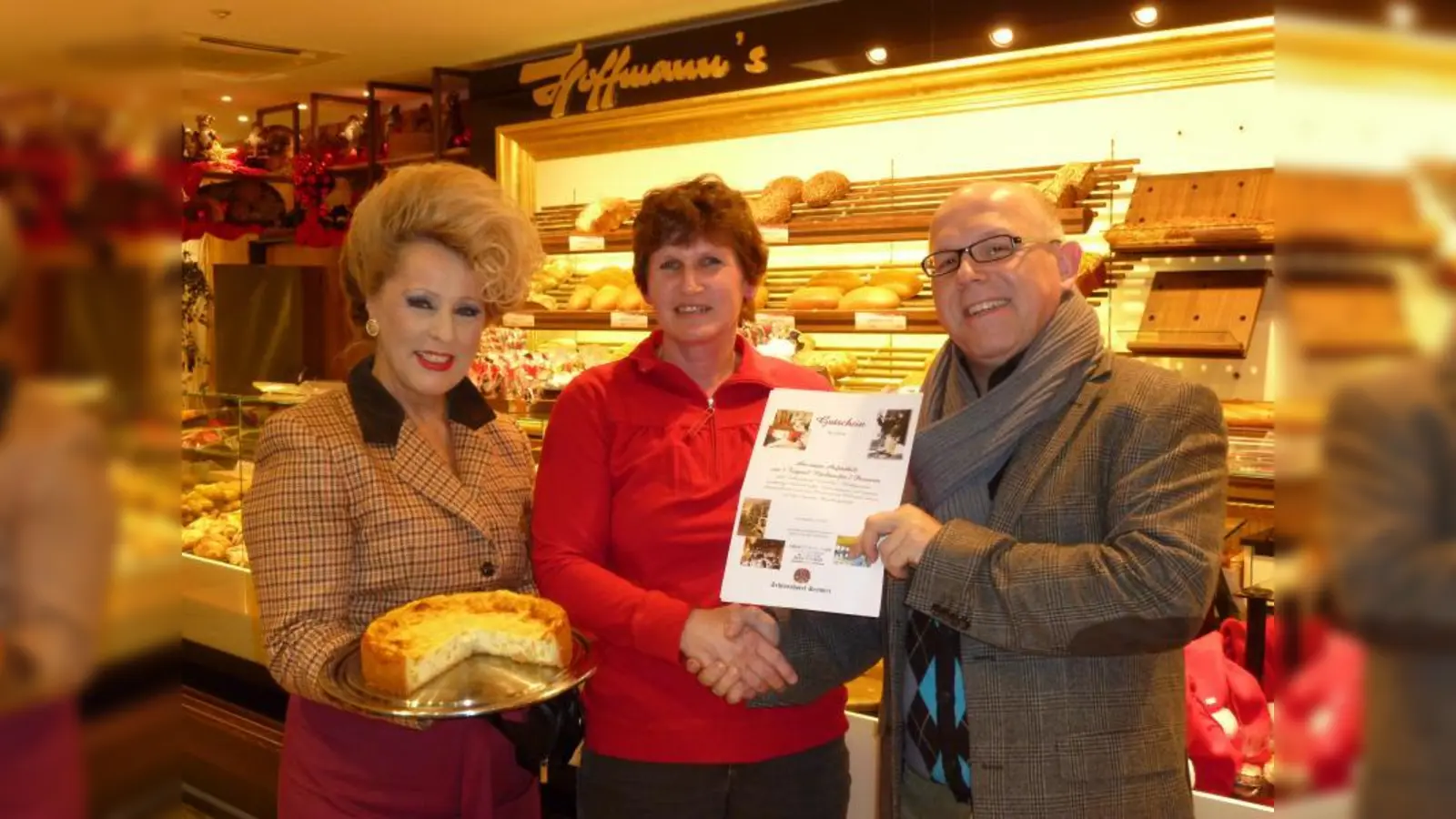 Bei der Preisübergabe in der Bäckerei Hoffmann überreichen Helga Hoffmann und Jürgen Kirner, Verkaufsleiter beim Werbe-Spiegel, der Gewinnerin Heike Riedl einen Reisegutschein. Mit ihrem „Apfelschmandkuchen” hat sie die Jury überzeugt. (Foto: BK)