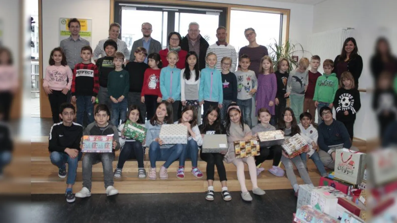 Die Kinder der 2c und 4a übergaben die Päckchen den Mitarbeitern aus dem Sozialbürgerhaus. (Foto: job)