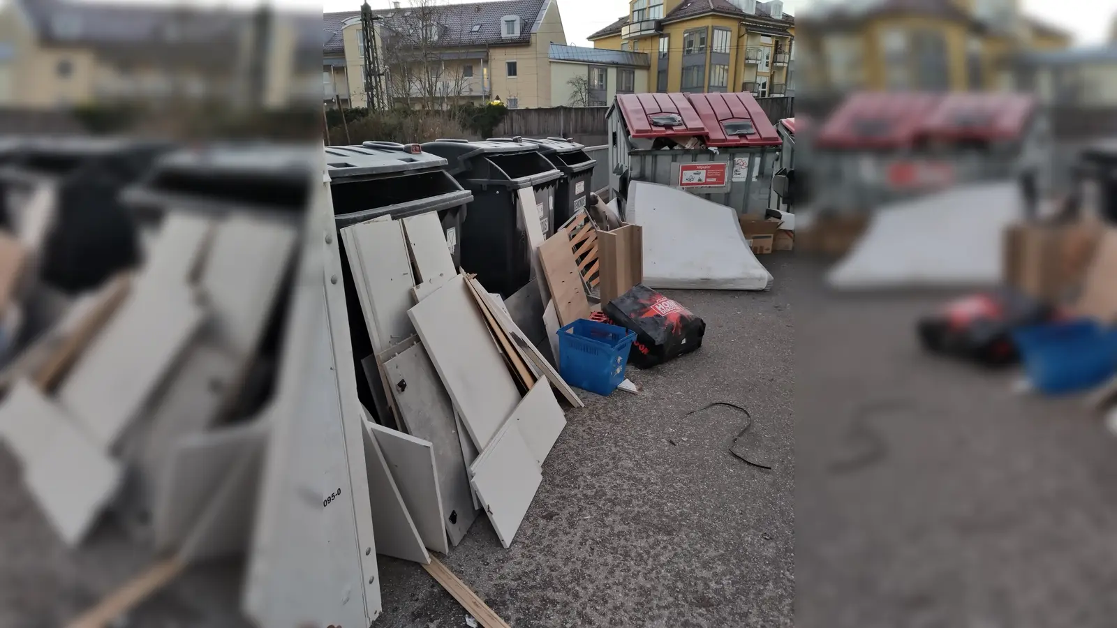 In den letzten Tagen luden noch Unbekannte ihren Sperrmüll verbotener Weise in der Nähe des vhs-Gebäudes ab. Die Polizei ermittelt. (Foto: Stadt Ebersberg)