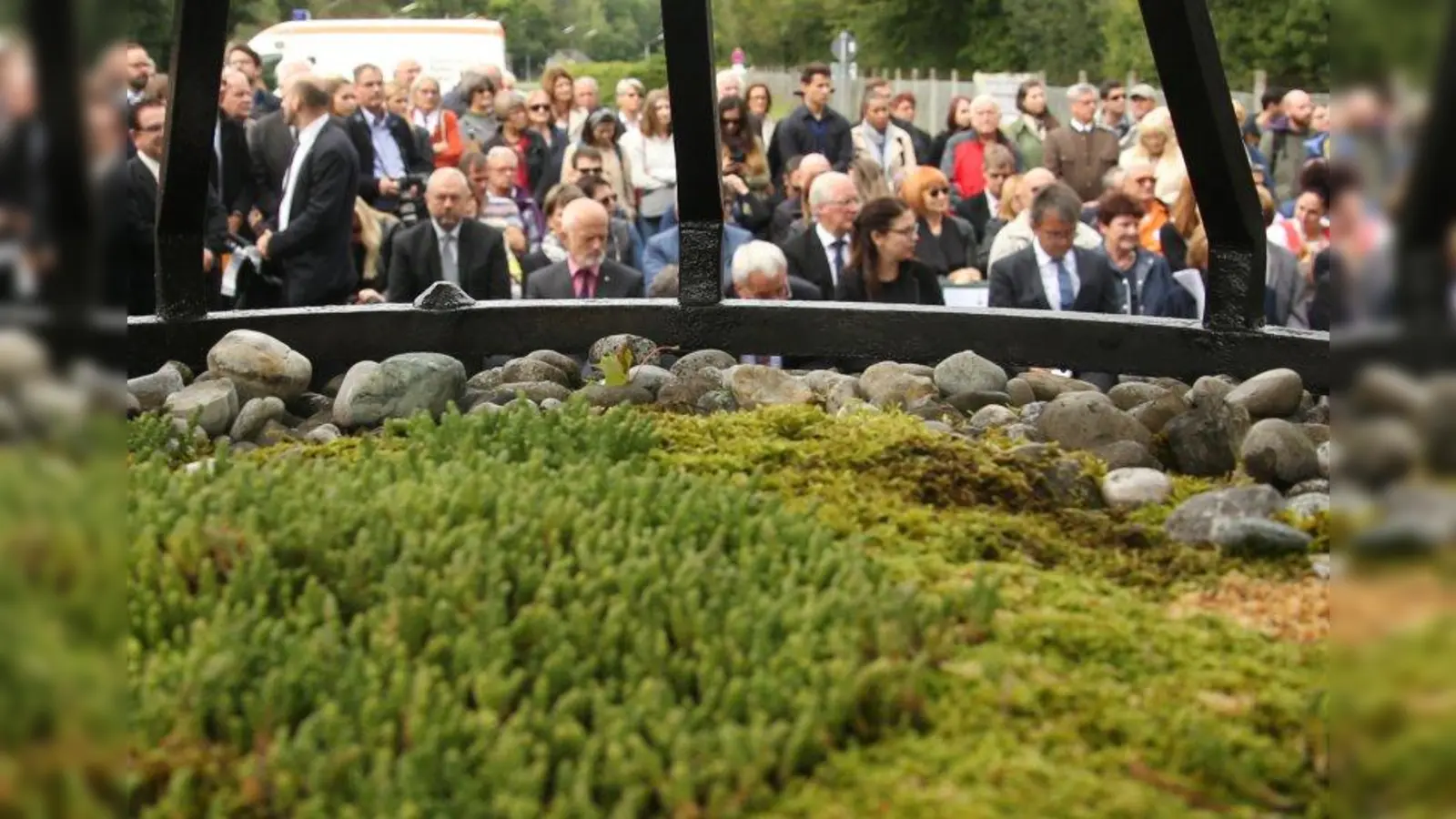 Nach jüdischem Ritus wurden Steine an der Gedenkstätte niedergelegt. (Foto: LRA FFB)