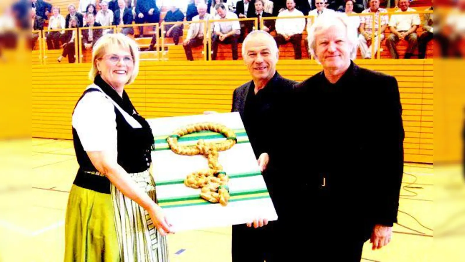Symbolische Schlüsselübergabe bei der Einweihungsfeier der Dreifachsporthalle  am vergangenen Samstag (v. l.): Bürgermeisterin Hannelore Gabor mit den Architekten Gerhard Kramer und Norbert Diezinger. 	 (Foto: Stadt Garching)
