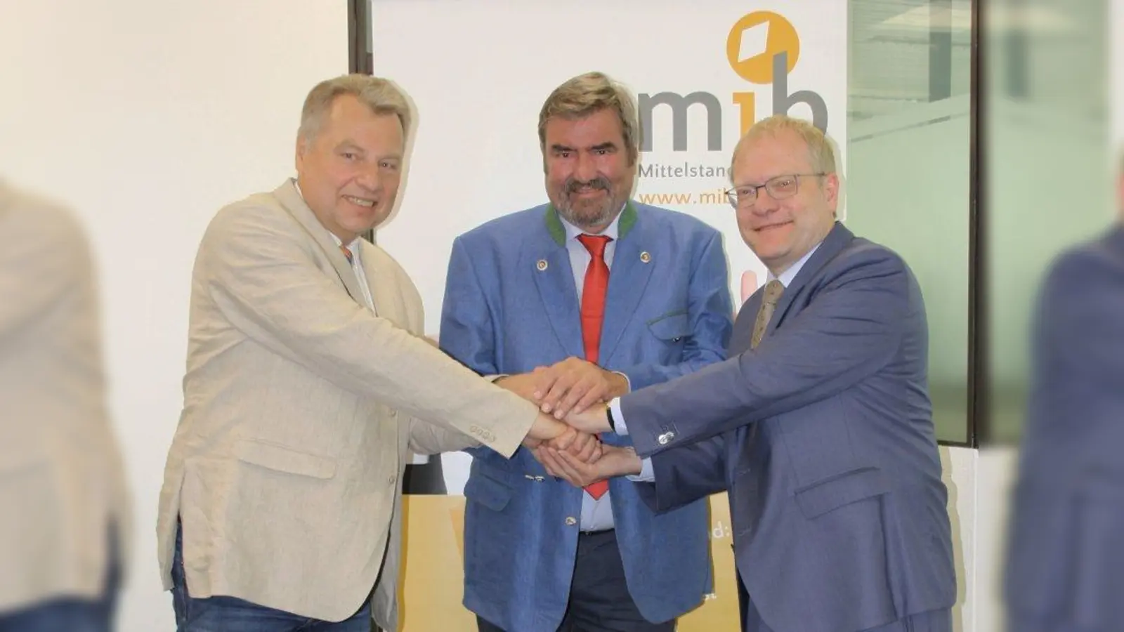 Germerings Wirtschaftsverbands-Vorsitzender Dr. Volker Schramm (rechts) und der  stellvertretende Vorsitzende Stephan J. Reinhold (mittig) haben mit dem mib Präsidenten Ingolf F. Brauner (links) den Vertrag ausgehandelt, sodass der Vertragsabschluss feierlich besiegelt werden konnte. (Foto: Wirtschaftsverband)