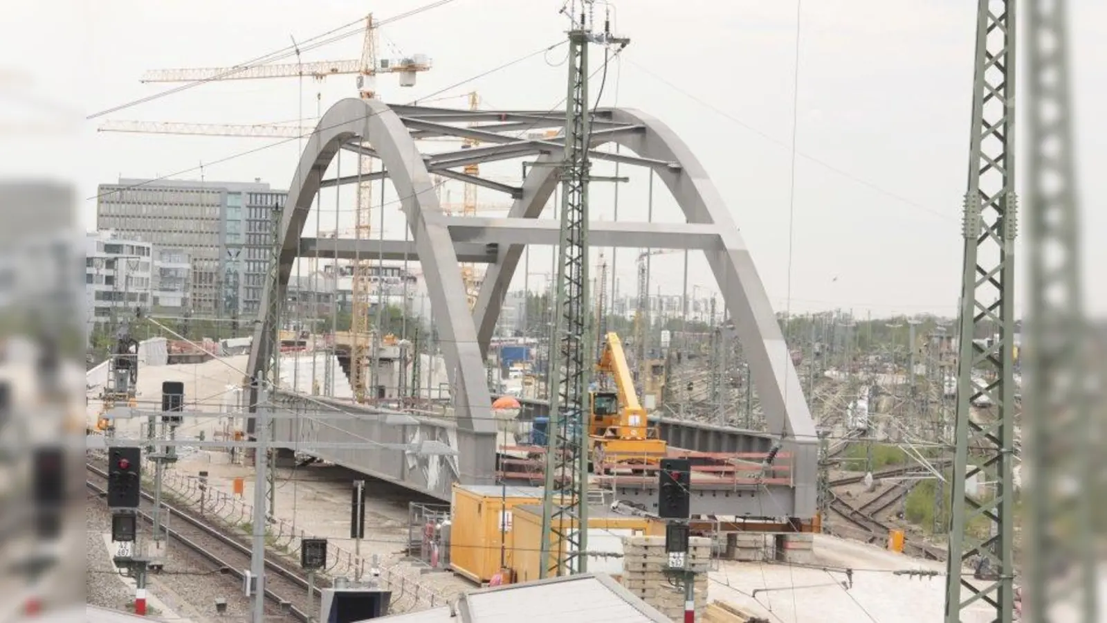 Die Stabbogenbrücke für die neue S-Bahn-Führung. (Foto: job)