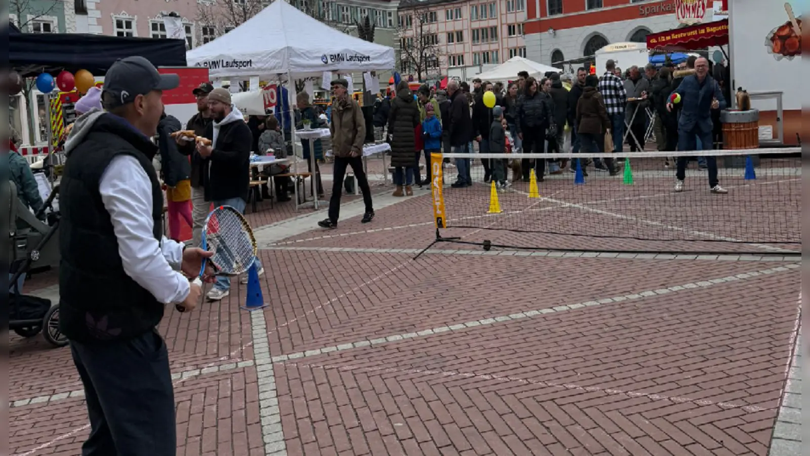 Sportwart und Trainer Attila Babos in Aktion mit Vorstand Josef Widmann. (Foto: Zweck)