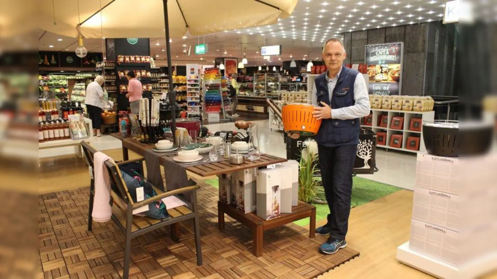 Steffen Kölbel, Mitarbeiter der Galeria Kaufhof am Rotkreuzplatz, empfiehlt zum Grillen auf dem Stadtbalkon einen Lotusgrill. (Foto: sb)