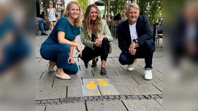 Leuchtend gelb sind die Fußspuren, die vom Hauptbahnhof in die Innenstadt führen. Das neue Leitsystem stellten (v.l.) Hanna Sammüller, Mona Fuchs und Stefan Reisinger vor.  (Foto: KVR)