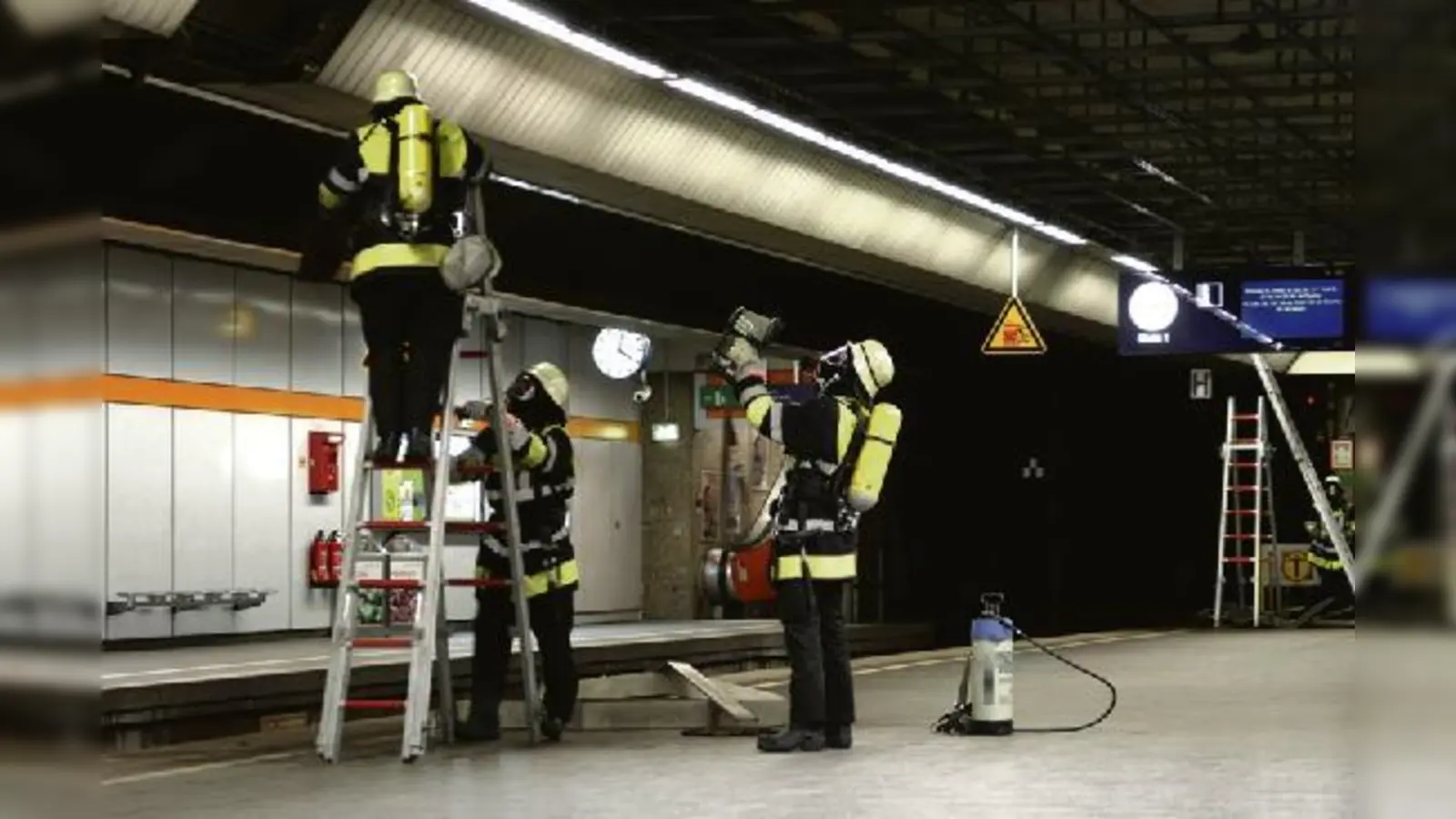 Ein Brand in der Zwischendecke sorgte für eine Komplettsperrung des  (S-Bahnbetriebs.Foto: Feuerwehr)