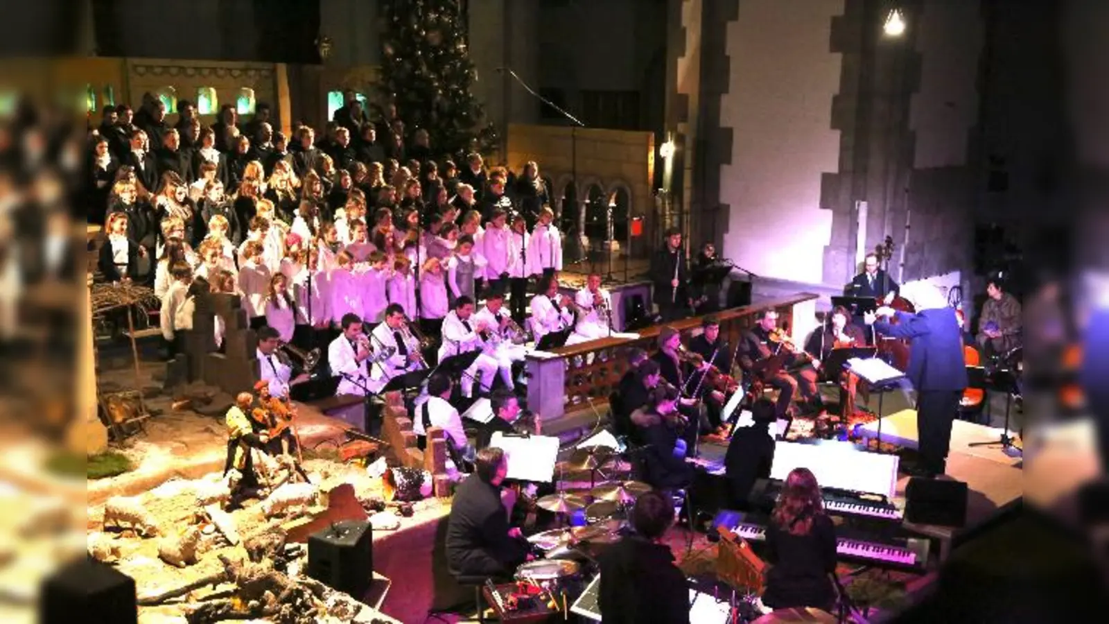Mehr als 100 Menschen wirken beim Benefizkonzert in St. Maximilian mit. (Foto: Ammann)