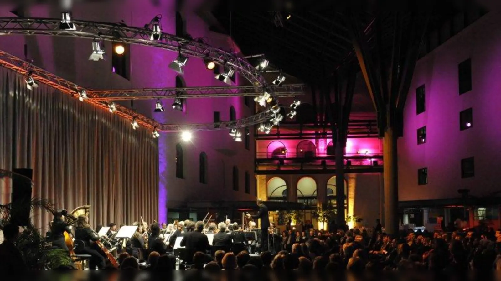 Die stimmungsvoll beleuchtete Stadtsparkasse im Tal wird auch heuer wieder zum Spielort. (Foto: Lange Nacht der Musik)