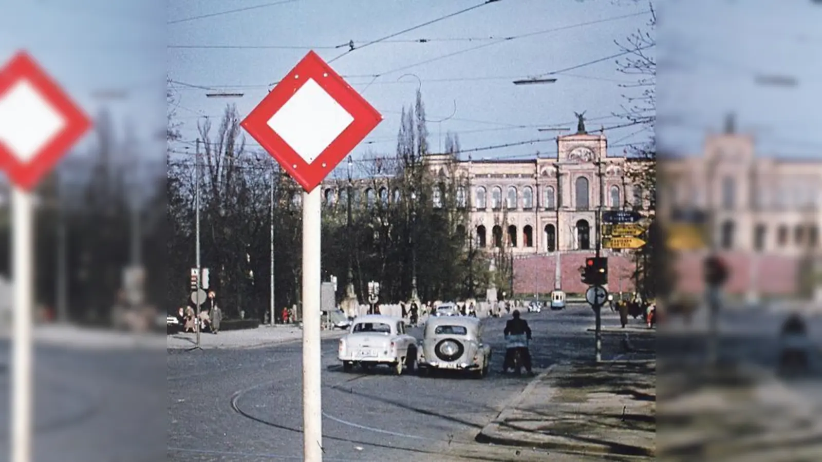 Mit der Gegenwart hat dieses Foto von der Maximilianstraße und dem Maximilianeum noch immer vieles gemein. Nur die Autos und das Verkehrsschild sind aus dem Straßenbild verschwunden.	 (Foto: Herbert Wendling)
