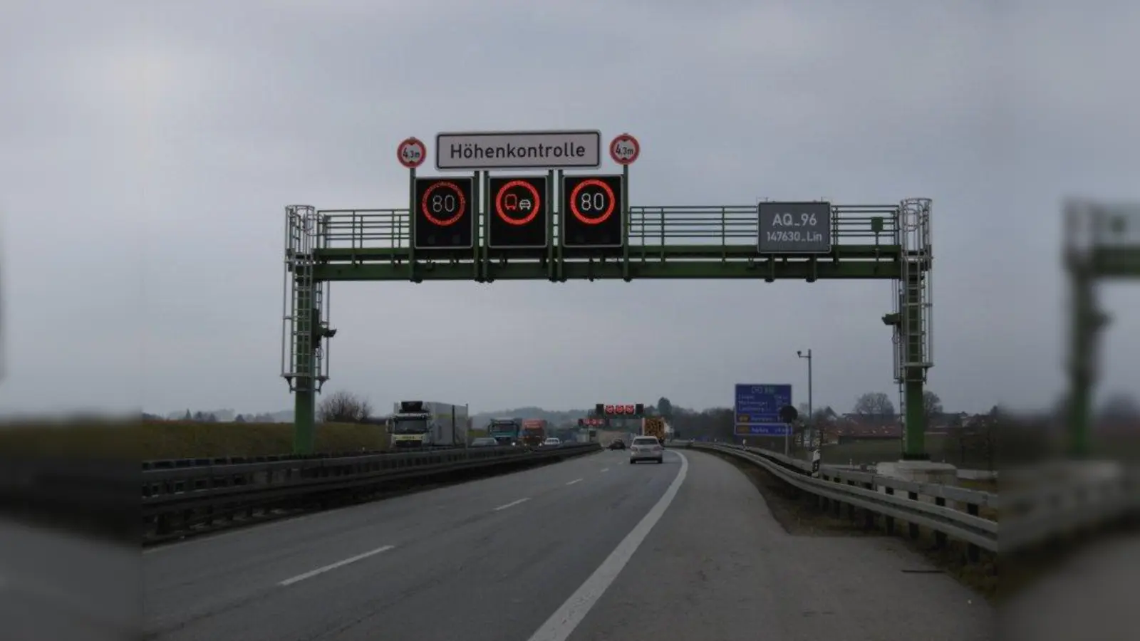 Mehrmals weisen Schilder auf der A 96 auf die kommende Höhenkontrolle hin. Es gibt aber Lkw-Fahrer die das ignorieren. (Foto: Autobahndirektion Südbayern)