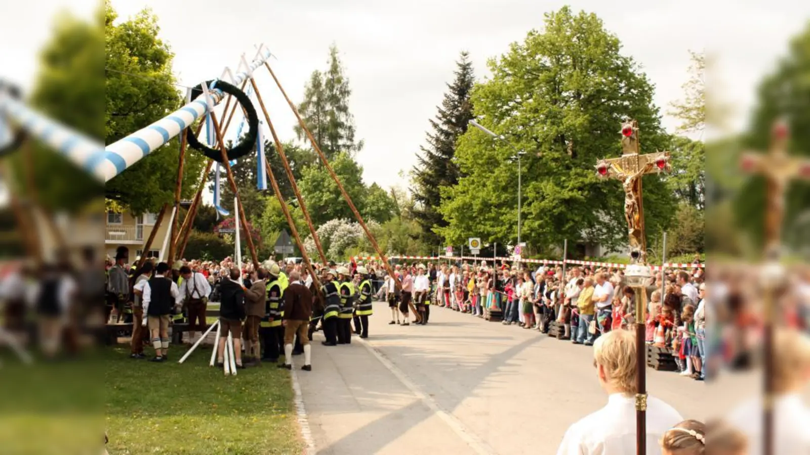 2011 stellten die Haderner ihren letzten Maibaum vor St. Canisius auf - anders als die meisten anderen in München ohne Kran, sondern mit Geschick und Muskelkraft. (Foto: pk)