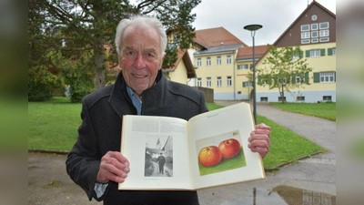 Helmut Hörger war Ministrant bei Korbinian Aigner, der wegen seines Widerstands ins KZ kam. Hier zeigt er ein Foto des Pfarrers, der am liebsten Äpfel malte. (Foto: Hauck)