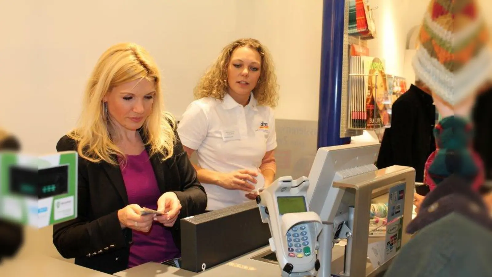 Sky-Moderatorin Jessica Kastrop kassierte für den guten Zweck. dm-Filialleiterin Katharina Koch (r.) führte sie in die Bedienung der Kasse ein. (Foto: bb)