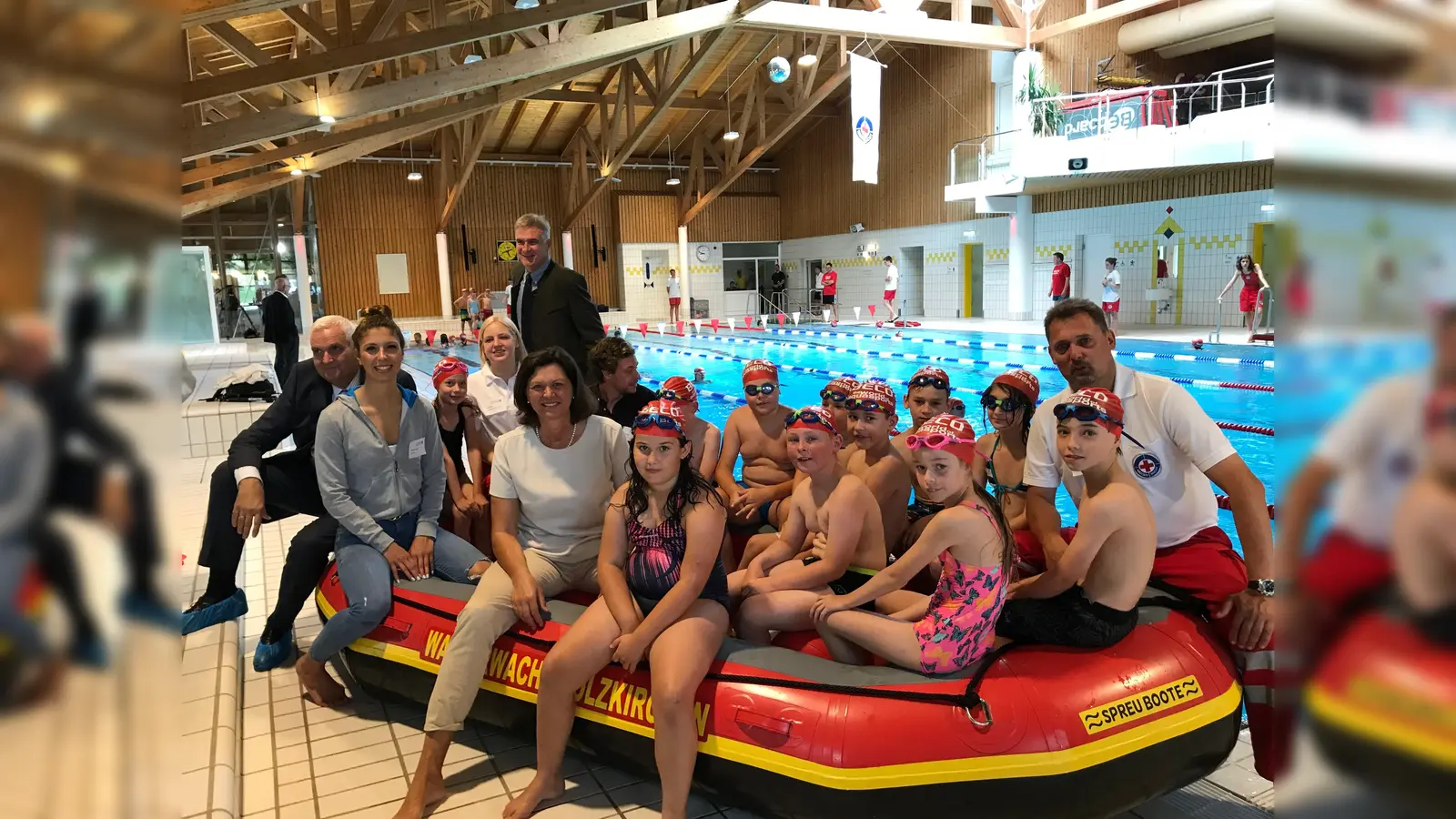 Landtagspräsidentin Ilse Aigner war bei der Auftaktveranstaltung der Aktion "Bayern schwimmt" mit von der Partie. Die Wasserwacht-Bayern will hiermit Kindern das sichere Schwimmen beibringen. (Foto: hw)