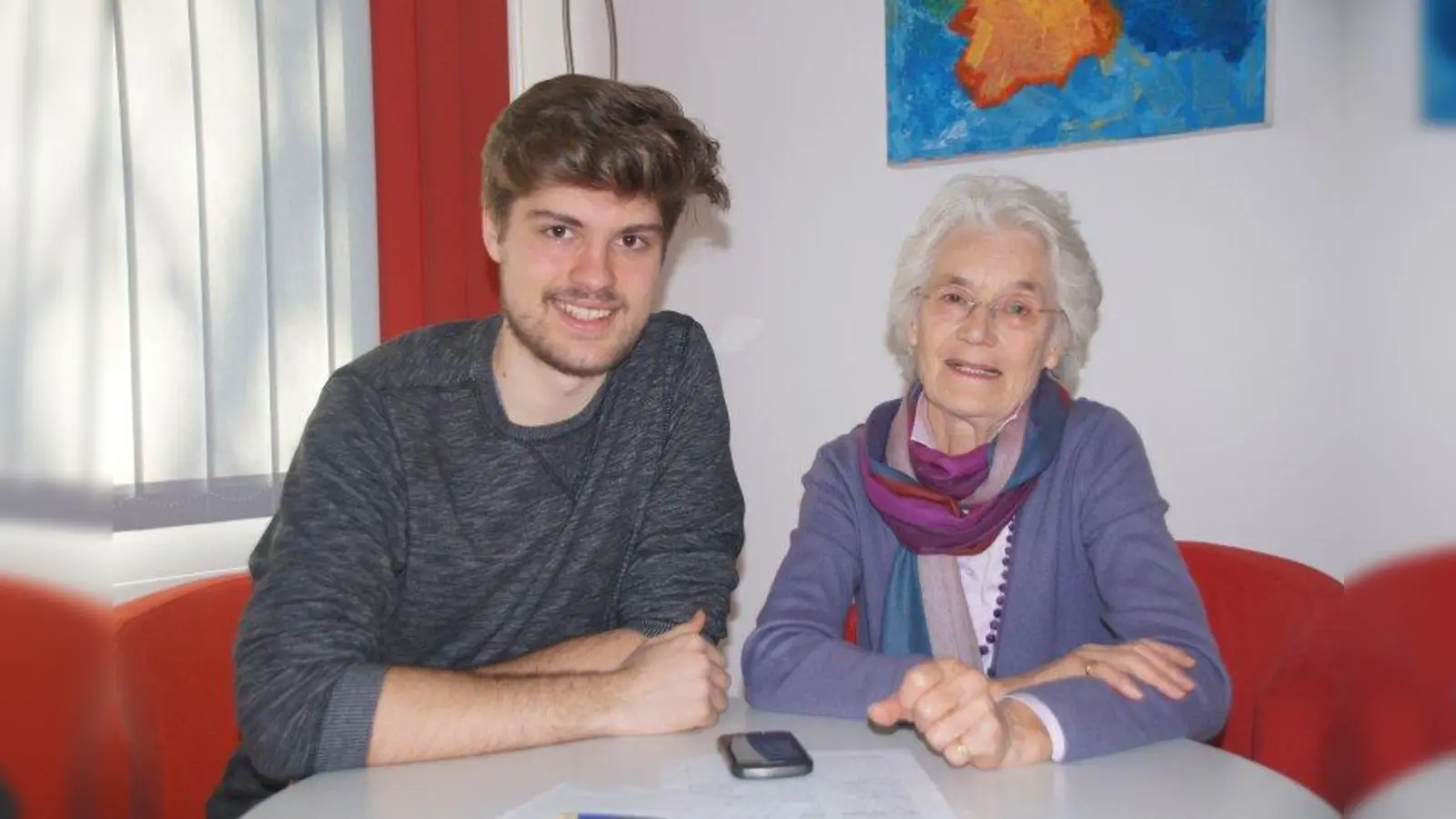 Paul Schöniger erklärt Gudrun Bittner, was ihr neues Smartphone alles kann. (Foto: iab)