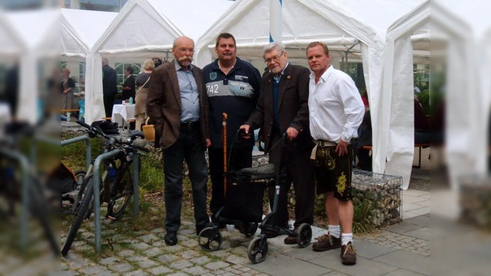 Vereint am Maibaum (v.l.): Ludwig Wörner, Hausmeister Markus Mirke, Horst Stegner (Bewohner) und Jens Noe. (Foto: AH)