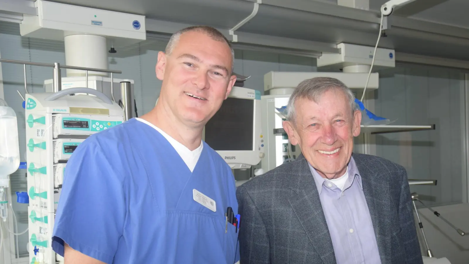 Xaver Plank erinnert sich bei einem Besuch an die Anfänge der Ebersberger Intensivstation, die Richard Haslbeck (im blauen Kasak) heute leitet. (Foto: Kreisklinik Ebersberg)