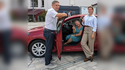 Bürgermeister Christoph Böck freut sich, dass die Hebammen Claudia Stöffges (sitzend) und Evaluna Zeinert nun in Unterschleißheim tätig sind.  (Foto: Stadt USH)