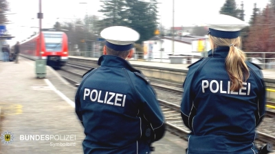 Streifen der Polizeiinspektion Neufahrn konnten den rabiaten Bosnier festnehmen und der Bundespolizei übergeben. Er hatte Fahrgäste belästigt und verletzt.  (Symbolb.: Bundespol.)