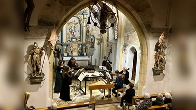 Zum 50. Buchendorfer Adventskonzert spielten (von links) Lena Neudauer, Elena Schönlebe, Julia Fischer, Mariclara Ruiz Neudauer, David Schönlebe, Heinrich Klug sowie Raphael Oetiker (im Foto in der ersten Bankreihe). (Foto: Ulrike Seiffert)