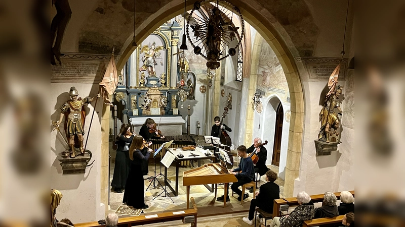 Zum 50. Buchendorfer Adventskonzert spielten (von links) Lena Neudauer, Elena Schönlebe, Julia Fischer, Mariclara Ruiz Neudauer, David Schönlebe, Heinrich Klug sowie Raphael Oetiker (im Foto in der ersten Bankreihe). (Foto: Ulrike Seiffert)