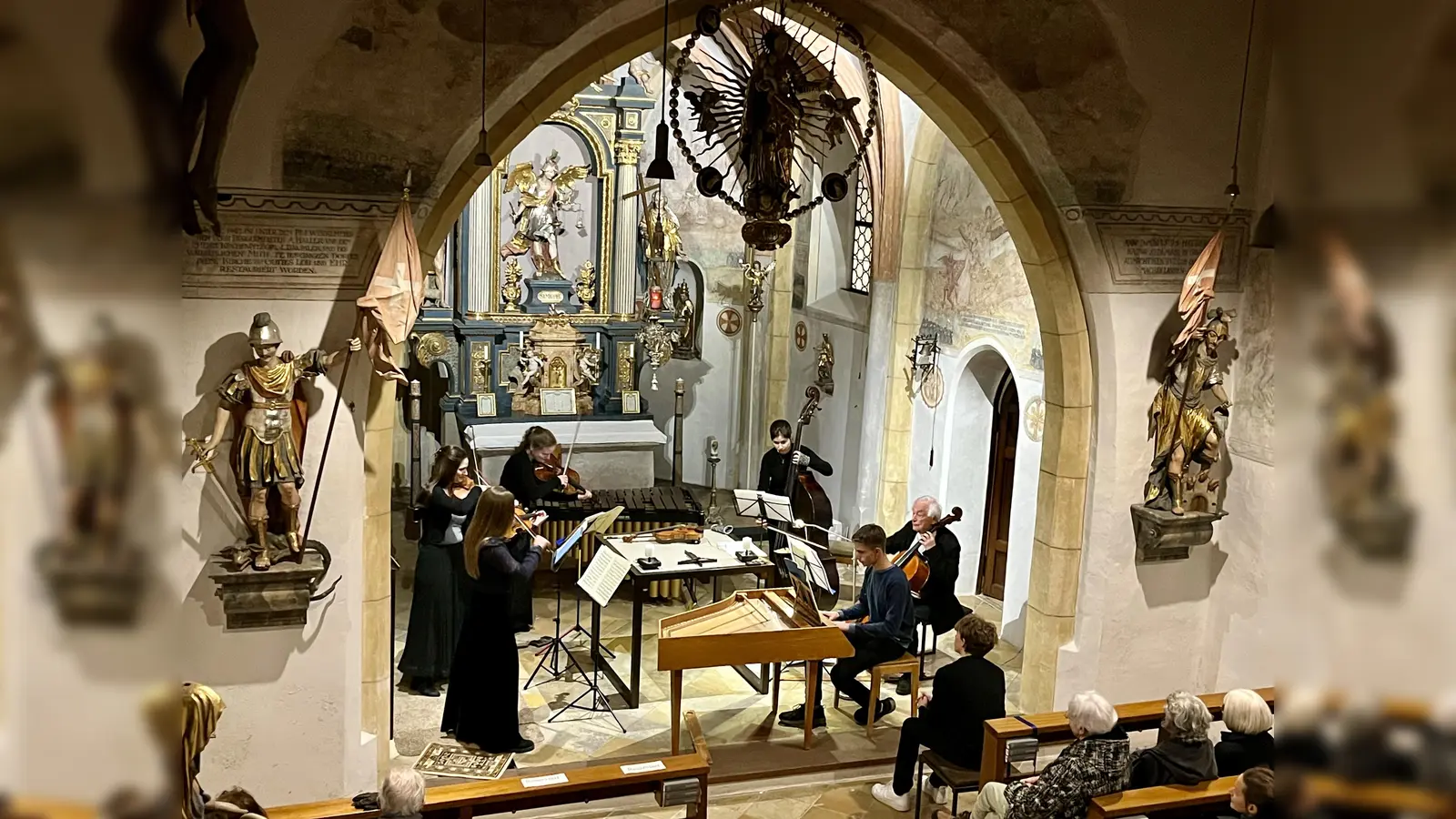 Zum 50. Buchendorfer Adventskonzert spielten (von links) Lena Neudauer, Elena Schönlebe, Julia Fischer, Mariclara Ruiz Neudauer, David Schönlebe, Heinrich Klug sowie Raphael Oetiker (im Foto in der ersten Bankreihe). (Foto: Ulrike Seiffert)