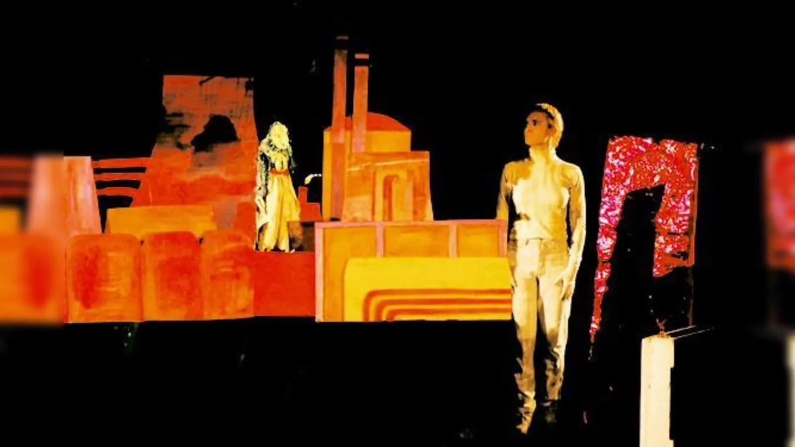 Mephisto (Raphaela Zick) und Hexe (Sabine Heckmann) in der Hexenküche.  (Foto: Galerie Theater)