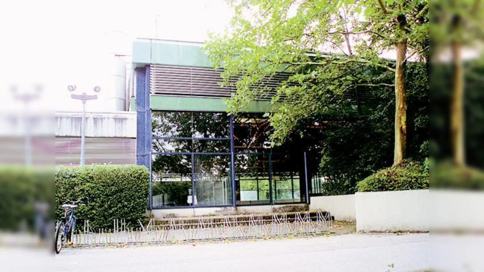 Die Sporthalle ist sichtlich in die Jahre gekommen, für 4,9 Millionen wird sie saniert.  (Foto: hw)