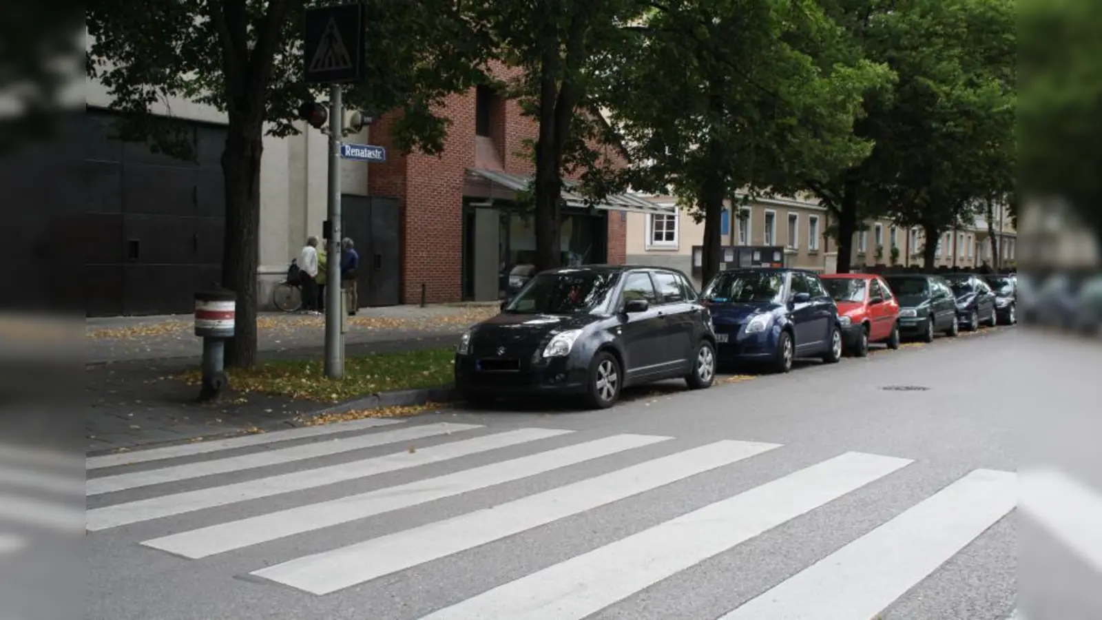 Der BA 9 setzt sich für ein Parkverbotszeichen auf dem Straßenboden vor dem Zebrastreifen in Höhe der Pfarrkirche St. Clemens ein. (Foto: sb)