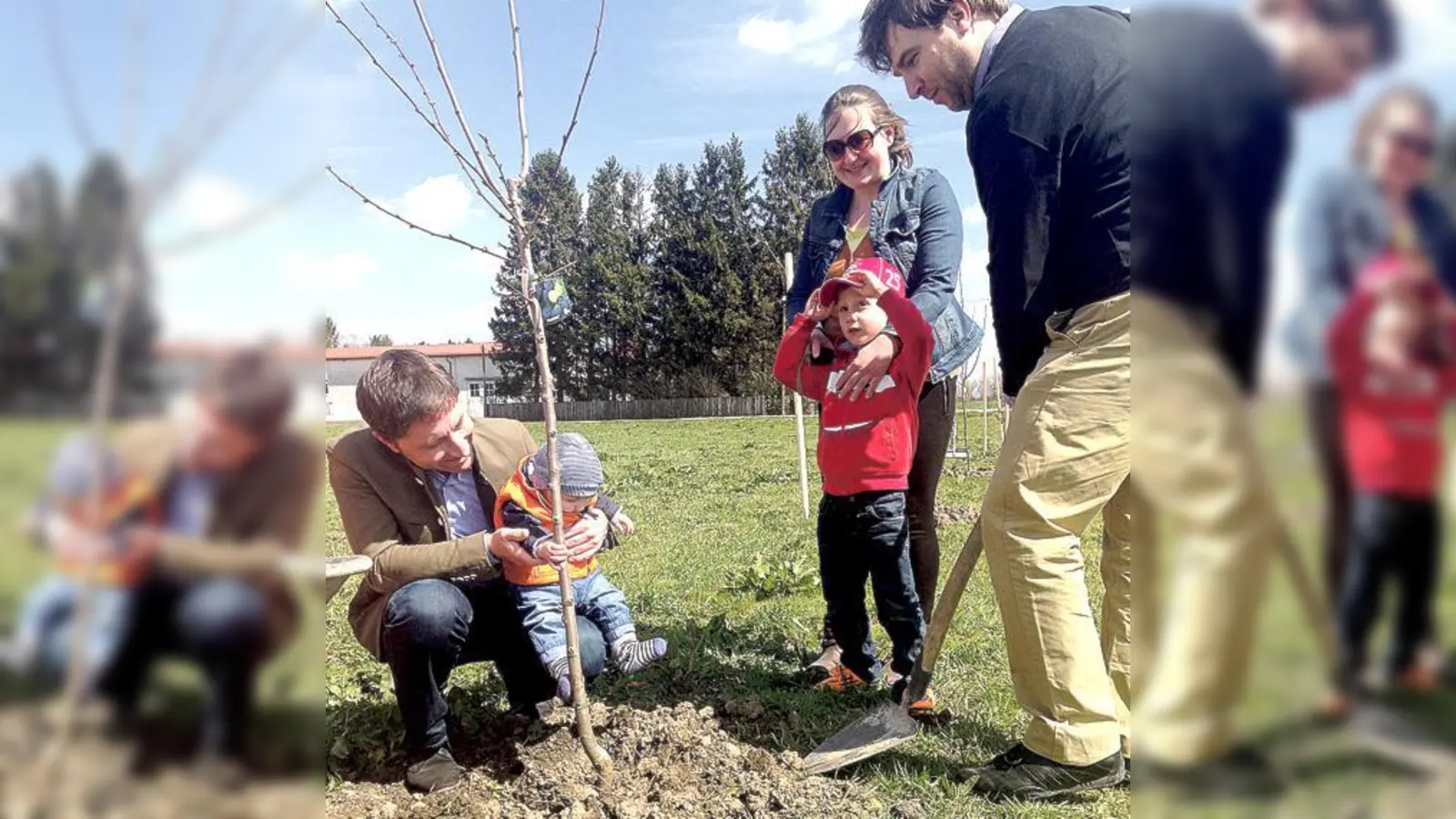 Familie Milutinovic pflanzte einen Zwetschgenbaum für Sohn Leo Marco, der sich gut mit Bürgermeister Andreas Kemmelmeyer (links) verstand.	 (F.: Gemeinde)