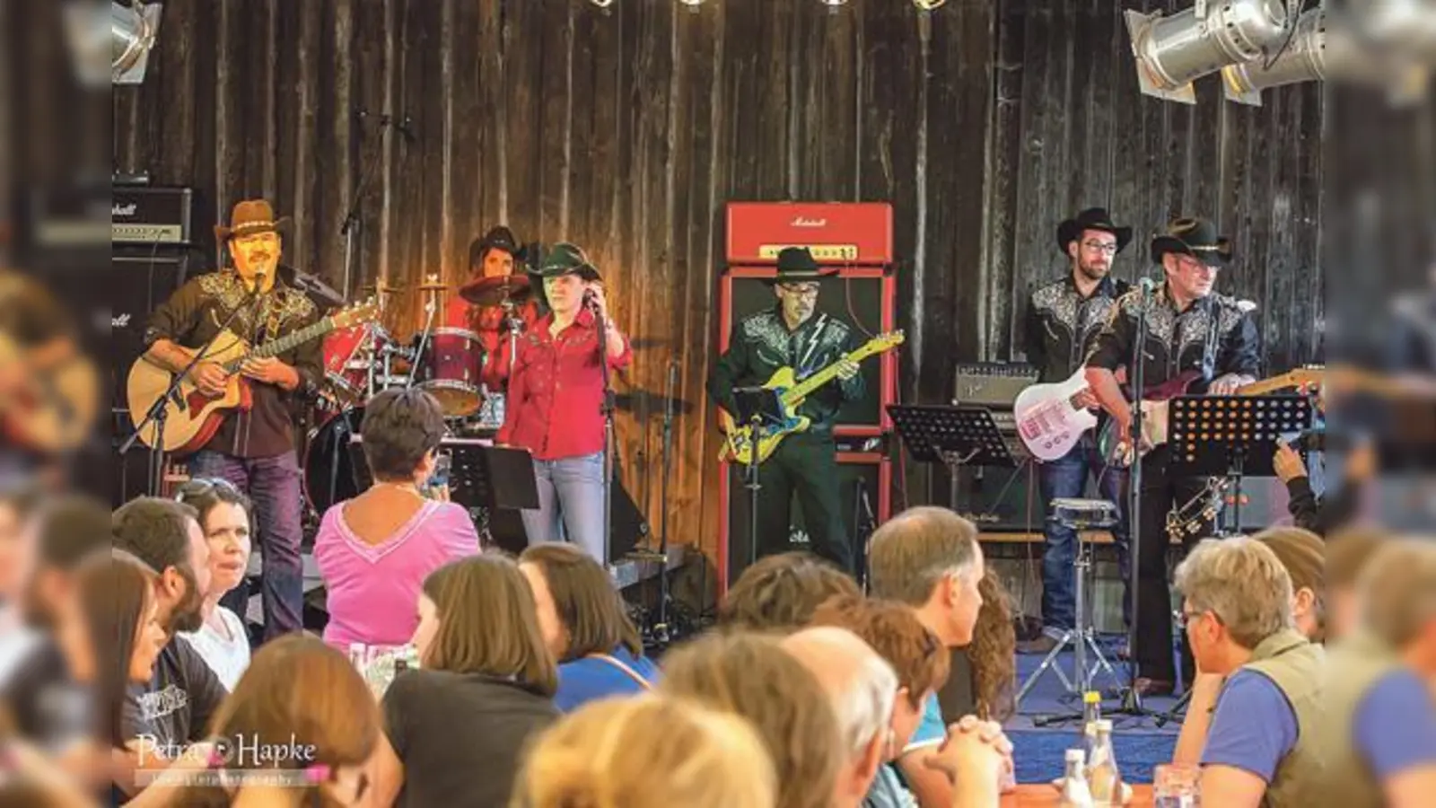 Das Hautnah-Musikfestival verkörpert romantische Country-Atmosphäre.  	 (Foto: Petra Hapke)