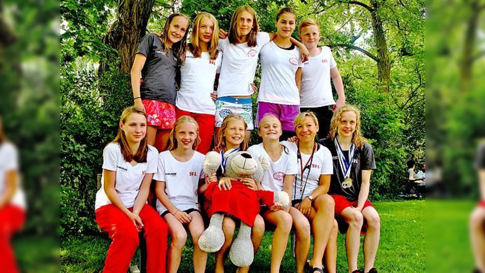 Gruppenbild mit Maskottchen: Die jungen Lohhofer Schwimmerinnen brachten einige Medaillen mit nach Hause.	 (Foto: VA)