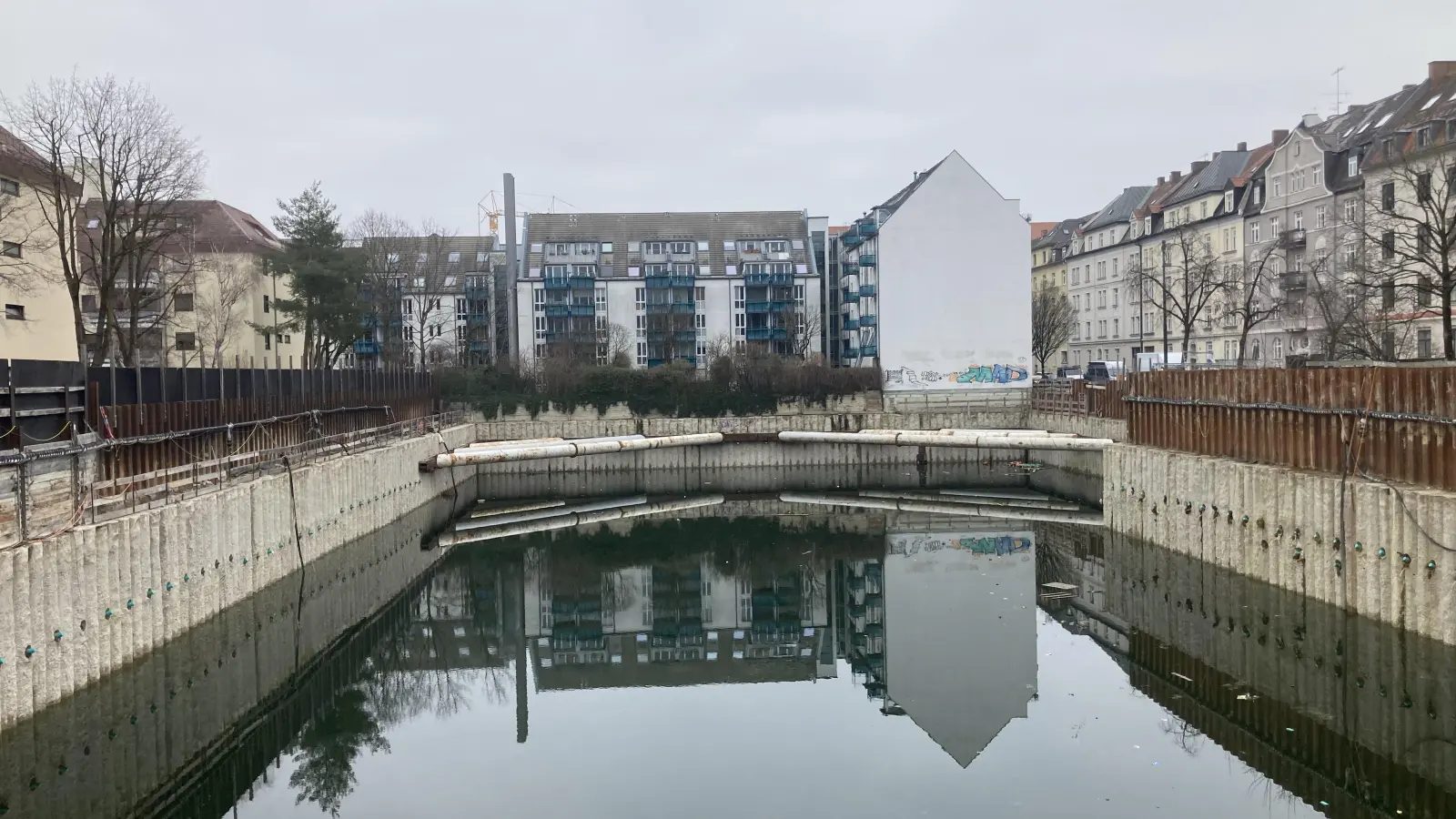 Das Sendlinger Loch: Hier sollten längst eine Tiefgarage und 130 Wohnungen gebaut werden. (Foto: lsc)